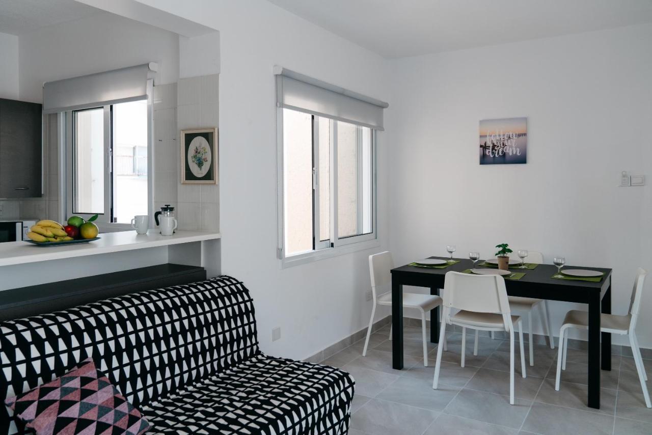 Seasunlove Apt. Daire Larnaca Dış mekan fotoğraf